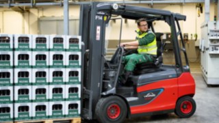 E-Stapler E30 von Linde Material Handling bei der Brauerei Veltins E-Stapler E30 von Linde Material Handling transportiert Getränke in der Lagerhalle der Brauerei Veltins.