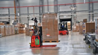 Ein L-MATIC von Linde Material Handling transportiert Waren von ebm-papst.