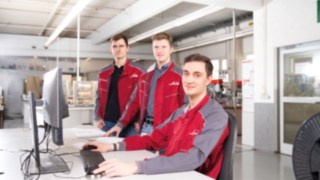 Linde Produktionsmitarbeiter am Schreibtisch