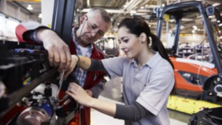 Linde Mitarbeiter mit Lehrlingen in der Produktion Linde Mitarbeiter mit Lehrlingen in der Produktion