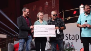 Der StaplerCup hilft e. V. kümmert sich in den Regionen Aschaffenburg, Alzenau und Miltenberg um die Integration von benachteiligten Kindern. Zwei Männer und eine Frau halten einen Spendescheck beim Staplercup