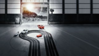 Mit der neuen Elektrostapler-Serie X20 – X35 gibt es für E-Stapler keine Grenzen mehr. Slotcar-Rennbahn in einer Lagerhalle