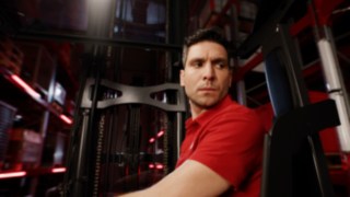 Nahaufnahme des Fahrers im ergonomischen Linde MH-Schubmaststapler Ri16.