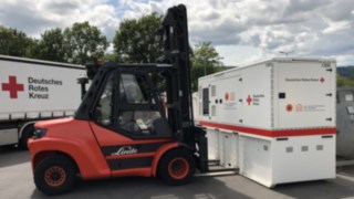 Mehrere Linde Fahrzeuge wurden im betroffenen Gebiet zur Verfügung gestellt. Ein Linde Stapler im Einsatz beim Be- und Entladen Gütern.