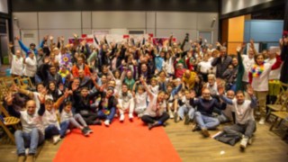 An den "Fiestas Solidarias" beteiligen sich inzwischen mehrere hundert Linde Mitarbeitende. Ein Gruppenbild mit vielen Menschen der spanischen Initiative "Linde Solidaria".