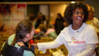 Mit Solidarität und Mitgefühl engagieren sich Linde MH-Mitarbeiter weltweit für Menschen in Not. Zwei Personen von der Initiative "Linde Solidaria".