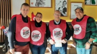 Fenwick kooperiert mit der Initiative „Restaurants du Cœur“, die von Armut betroffene Menschen mit Lebensmittel- und Sachspenden unterstützt. Eine Gruppe von Freiwilligen der Initiative "Restaurants du Cœur"