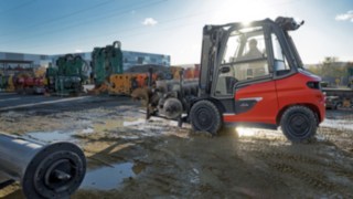 Ob Indoor, Outdoor oder beides: Unsere E-Stapler meistern vielfältige Herausforderungen. Der E-Stapler X45 von Linde Material Handling im Outdooreinsatz.