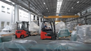 Die E-Stapler Xi16 – Xi20 von Linde Material Handling im Einsatz im Lager.