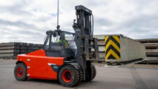 Elektro-Schwerlaststapler E160 von Linde Material Handling im Außeneinsatz.