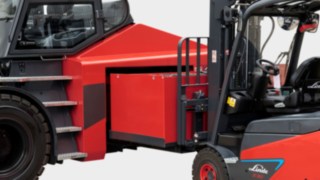 Der E30 von Linde Material Handling tauscht schnell und präzise die Batterie aus.