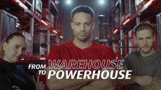 Eine Frau und zwei Männer stehen in Sportkleidung und mit verschränkten Armen im Gang eines Lagers. Im Vordergrund der Schriftzug "From Warehouse to Powerhouse".