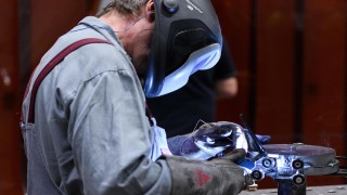 Werkstatt-Techniker von Linde MH bei der Arbeit