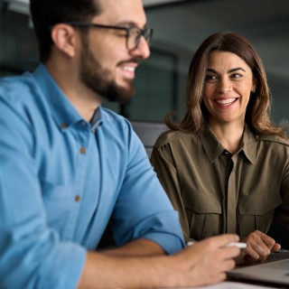 Frau und Mann die nebeneinander sitzen