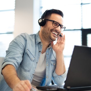 lächelnder Mann bei der Arbeit