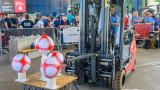 Teilnehmer am Parcours Ballpyramide