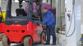 Mitarbeiter lädt einen Gabelstapler von Linde Material Handling