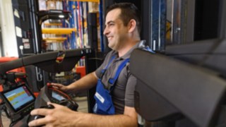 Das ergonomische Bedienpult des Kombifahrzeugs K von Linde Material Handling