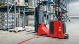 Ein automatisierter Hochhubwagen von Linde Material Handling im Einsatz.