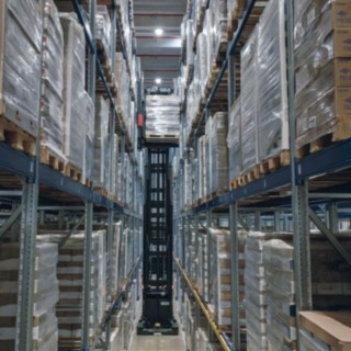 Ein automatisierter Schmalgangstapler K-MATIC von Linde MH lagert eine Palette ein.