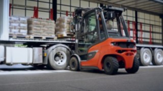 LKWs entladen mit dem Dieselstapler H20 von Linde Material Handling Der neue Dieselstapler H20 beim Entladen eines LKWs