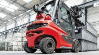 Die als Diesel- und Gasstapler verfügbaren H20 - H35 sind die optimale Antwort auf die Anforderungen des modernen Materialflusses. V-Stapler H35 von Linde Material Handling stapelt Kisten