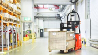 Der L-MATIC von Linde Material Handling bewältigt Lasten bis zu 1.200 Kilogramm. Der L-MATIC von Linde Material Handling im Einsatz im Lager
